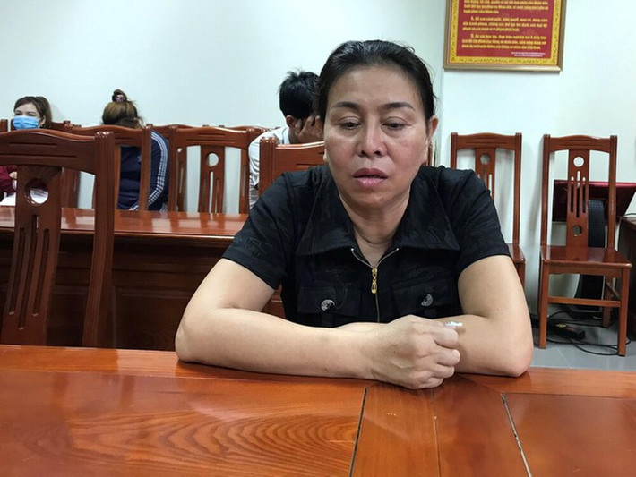Chủ quán cà phê 'nuôi' dàn nữ nhân viên bán dâm: Ngày 6/4, Công an tỉnh Bắc Giang cho biết vừa triệt phá thành công tụ điểm chứa mại dâm núp bóng quán cà phê thư giãn do Nguyễn Thị Ngân (60 tuổi ở huyện Lạng Giang) điều hành. Ngân mở quán cà phê nhưng thực chất là "đào tạo" dàn nhân viên nữ bán dâm cho khách có nhu cầu ngay tại quán.