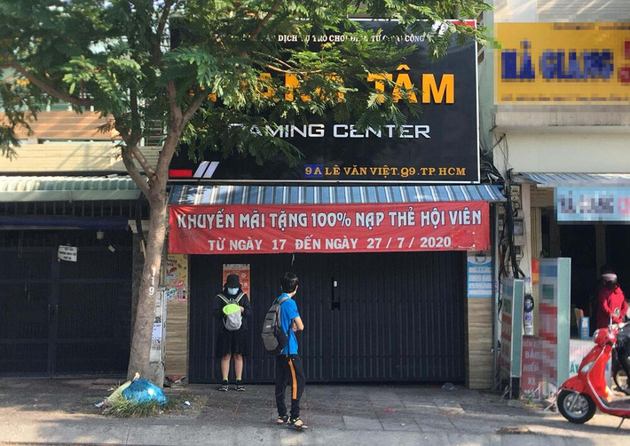 Nhân viên treo cổ tự tử vì bị chủ nhốt do nghi trộm tiền: Nguyễn Thành Tâm (29 tuổi, TP HCM) nghi ngờ Q. (nhân viên tiệm Internet) lấy trộm 25 triệu đồng ở tiệm nên đã bắt và nhốt Q. Sau đó, Tâm giao cho Lê Hùng Mạnh (18 tuổi, TP HCM) giám sát Q. Tuy nhiên, khi Mạnh vào phòng thì phát hiện Q. tử vong trong tư thế treo cổ. Ngày 6/4, Công an TP HCM đang tạm giữ 2 đối tượng này để điều tra.
