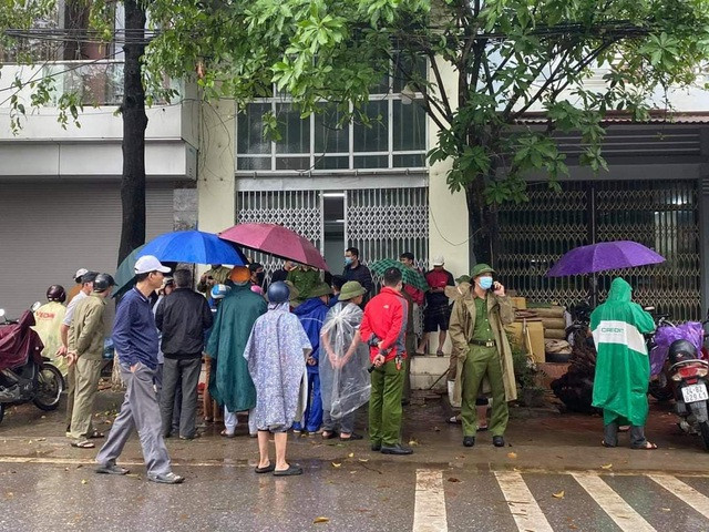 Phát hiện thi thể 2 vợ chồng trong căn nhà khóa trái cửa: Sáng 6/4, người dân phát hiện bên trong căn nhà trên đường Khuất Quang Chiến, ở thị trấn phố Lu, Lào Cai bốc ra mùi hôi thối, gọi cửa không thấy ai trả lời nên báo công an phá cửa thì phát hiện thi thể 2 vợ chồng.