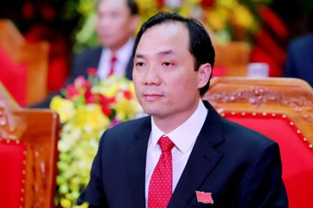 Ông Hoàng Trung Dũng 49 tuổi, quê xã Hương Long, huyện Hương Khê làm tân Bí thư Tỉnh ủy Hà Tĩnh. Ngày 16/10, Đại hội đại biểu Đảng bộ tỉnh Hà Tĩnh lần thứ XIX, nhiệm kỳ 2020-2025 đã công bố Ban Chấp hành Đảng bộ tỉnh khóa mới. Ông Hoàng Trung Dũng được bầu giữ chức Bí thư Tỉnh ủy Hà Tĩnh khóa XIX, nhiệm kỳ 2020 – 2025. Ông Dũng có trình độ học vấn cử nhân ngành Ngữ văn, tiến sĩ Chính trị học, trình độ chính trị cao cấp.