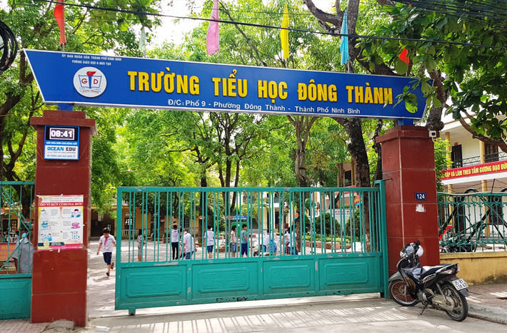 Khởi tố, tạm giam hàng loạt cán bộ Trường Tiểu học Đông Thành: Ngày 2/6, Công an tỉnh Ninh Bình đã khởi tố vụ án hình sự "Lợi dụng chức vụ quyền hạn trong khi thi hành công vụ", khởi tố bị can và bắt tạm giam 3 đối tượng đang công tác tại Trường Tiểu học Đông Thành, phường Đông Thành, TP Ninh Bình gồm: Hiệu trưởng Bùi Thị Sơn (SN 1966), Phó Hiệu trưởng Đỗ Thị Như Thanh (SN 1976) và Đinh Thị Huế (SN 1988, nhân viên kế toán) để phục vụ công tác điều tra. Cơ quan Cảnh sát điều tra cũng đã quyết định khởi tố bị can đối với bà Nguyễn Thị Thu Hà (SN 1968), nhân viên Thủ quỹ của trường, nhưng cho tại ngoại.