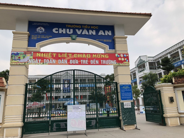 Bắt quả tang hàng chục kg gà ôi thiu tuồn vào trường tiểu học ở Hà Nội: Theo thông tin từ một số phụ huynh học sinh Trường Tiểu học Chu Văn An (quận Hoàng Mai), Khoảng 6h ngày 3/4/2019, khi cùng tham gia giám sát việc tiếp nhận và kiểm tra thực phẩm đầu vào phục vụ cho bữa ăn bán trú của học sinh tại trường, các phụ huynh đã phát hiện 35 kg thịt gà đông lạnh bốc mùi ôi thiu nồng nặc.