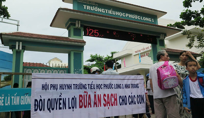 Theo phản ánh của nhiều phụ huynh, gần đây một số phụ huynh phát hiện có dấu hiệu bớt xén phần ăn của học sinh bán trú tại Trường Tiểu học Phước Long 1. Chất lượng bữa ăn bị giảm nghiêm trọng với lượng thực phẩm, thịt heo, thịt bò, trứng… không đúng như những người phụ trách bếp báo nấu cho học sinh. Khi kiểm tra suất ăn của học sinh bán trú, phụ huynh thấy suất ăn quá ít thực phẩm, không tương xứng với số tiền đã đóng của học sinh.