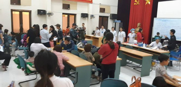 Nghi bị trường cho "ăn bẩn" hàng trăm học sinh đưa đi xét nghiệm: Hàng trăm học sinh của Trường Mầm non Thanh Khương (huyện Thuận Thành, tỉnh Bắc Ninh) sáng 15/3/2019 được bố mẹ đưa đến các bệnh viện ở Hà Nội để xét nghiệm sau khi nghi ngờ nhà trường cho trẻ ăn thức ăn không đảm bảo chất lượng như thịt "bẩn". Trong số hơn 200 em học sinh đến thăm khám, một số em có biểu hiện đau bụng, rối loạn tiêu hóa.