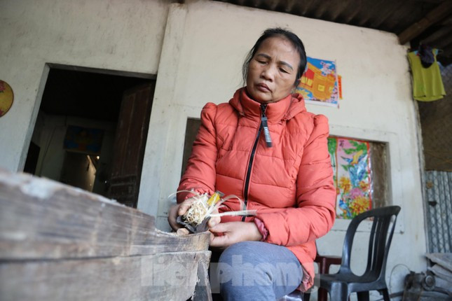 Nằm bên ga tàu ở thôn 1, xã Phúc Trạch, huyện Hương Khê, tỉnh Hà Tĩnh được biết đến với nghề làm đũa cau Nàng Rưng. Ở đây hiện có 20 hộ dân theo nghề. Những ngày cuối năm, người dân làng nghề tất bật để làm đũa phục vụ nhu cầu tiêu dùng ngày Tết.