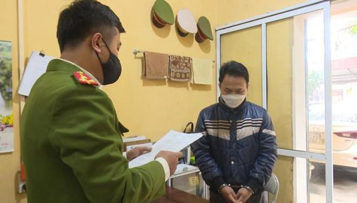 Thầy giáo dâm ô 4 học sinh tiểu học: Hà Hoàng Tú (SN 1990, trú xã Hóa Thượng, huyện Đồng Hỷ (Thái Nguyên), là giáo viên trường Tiểu học số 2 Văn Lăng, điểm trường Bản Tèn) đã có hành vi dùng tay sờ vào bộ phận sinh dục của 4 cháu cùng sinh năm 2013, là học sinh trường Tiểu học số 2 Văn Lăng. Ngày 17/1, Công an huyện Đồng Hỷ cho biết đã bắt tạm giam Tú.