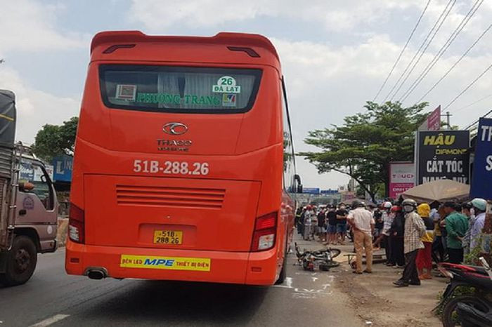 Nam sinh cấp 3 bị xe khách tông tử vong: Trưa 17/1, xe khách có logo nhà xe Phương Trang lưu thông hướng Nam-Bắc trên Quốc lộ 1 (đoạn qua xã Trung Hòa, huyện Trảng Bom, Đồng Nai) thì tài xế cho xe vượt phải va chạm xe máy do em Trần Đình Kiệt (17 tuổi, ngụ xã Trung Hòa) điều khiển khiến nạn nhân tử vong tại chỗ. Thời điểm này, nam sinh mới tan học đang trên đường về nhà.