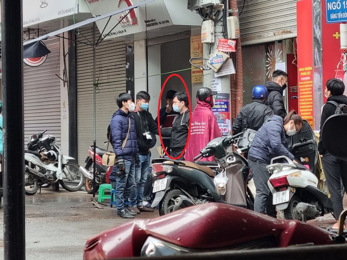 Cùng với đó, có một người đàn ông lạ mặt tự xưng là chủ cửa hàng không cho phóng viên tác nghiệp. (Ảnh: Người đàn ông lạ mặt khoanh tròn đỏ)