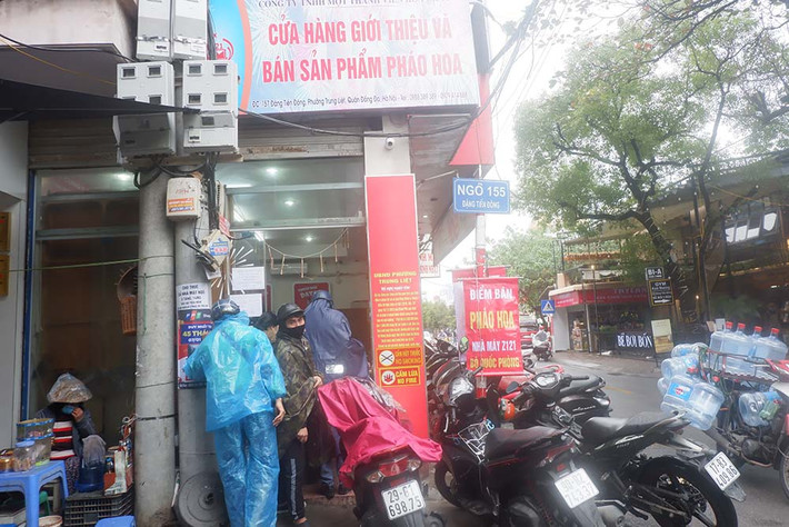 Theo ghi nhận của PV Báo Tri thức và Cuộc sống vào những ngày cuối năm Tân Sửu 2021, tại cửa hàng số 157 Đặng Tiến Đông, phường Hoàng Liệt, quận Đống Đa có ít người dân đến mua pháo.