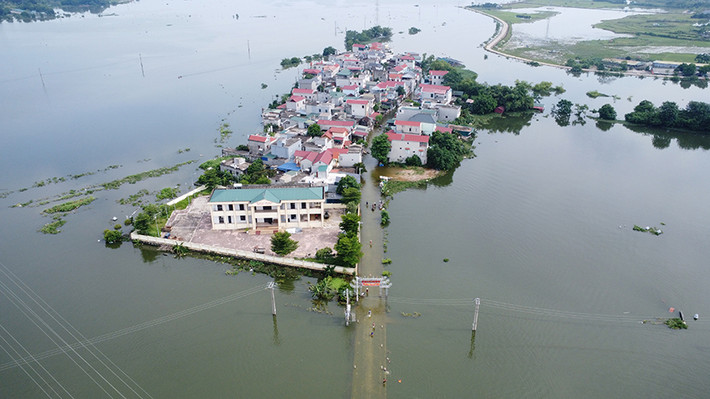 Suốt nhiều ngày qua, nước lũ các sông dâng cao, bủa vây khiến cả xóm Bến Vôi, thôn Cấn Hạ (xã Cấn Hữu, huyện Quốc Oai, Hà Nội) chìm trong biển nước, xóm nhỏ biến thành ốc đảo. 