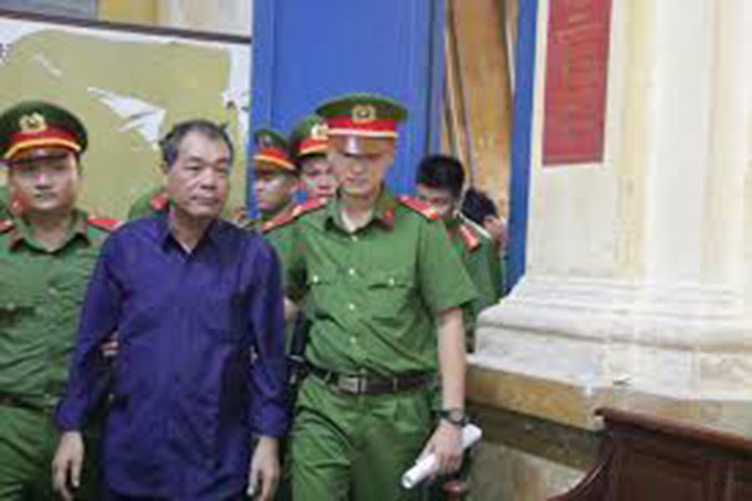 Làm việc với cơ quan điều tra, Trầm Viết Trung cho biết, vì áp lực và bất đồng quan điểm với cấp trên nên đã xin nghỉ việc sau khi duyệt hợp đồng tín dụng lần một. Tuy nhiên, VKSND Tối cao hoàn trả hồ sơ yêu cầu điều tra bổ sung xem xét trách nhiệm của ông. Hồi tháng 2, cơ quan điều tra khởi tố bổ sung bị can Trung.