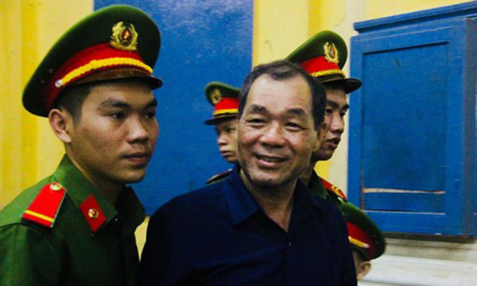 Đến tháng 4/2008, Cường mang bản photo khu đất này đến gặp Trầm Bê đề nghị vay tiền, được chấp thuận với điều kiện có đủ hồ sơ, tài sản thế chấp. Lấy lý do cần làm thủ tục sang tên khu đất cho công ty của mình nên Cường làm đơn gửi Agribank xin mượn lại 23 sổ đỏ rồi mang đến Ngân hàng Phương Nam làm thủ tục vay.