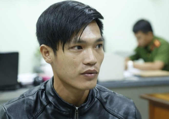Mâu thuẫn từ chiếc loa kẹo kéo, 2 người bị đâm nguy kịch: Khoảng 18h ngày 15/7, Quốc cùng 3 người bạn đến một quán nhậu thuộc phường Phú Mỹ, TP Thủ Dầu Một. Tại đây, một người bán hàng rong bằng loa kẹo kéo đến mời và Quốc đã xin hát 1 bài. Trong lúc Quốc hát thì Mai Chí Phương (35 tuổi, ngụ Hậu Giang) cũng đang nhậu trong quán đến xoay loa kẹo kéo ra hướng khác dẫn đến mâu thuẫn. Tức giận, Quốc cầm kéo đâm Phương và người bạn của Phương trọng thương. Cả hai nạn nhân được người dân đưa đến bệnh viện cấp cứu trong tình trạng nguy kịch. Gây án xong, Quốc bỏ trốn khỏi hiện trường.