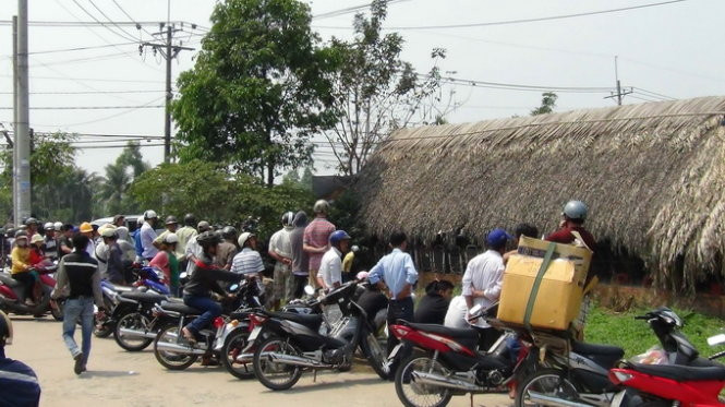 Theo hồ sơ vụ án, chiều tối 21/9/2010, tại quán cà phê T.Q ở ấp Thanh An, xã Láng Dài huyện Đất Đỏ, tỉnh Bà Rịa –Vũng Tàu xảy ra một vụ án mạng kinh hoàng. Nạn nhân là chị Huỳnh Thị Hồng Kh. (SN 1990). Sau khi khám nghiệm tử thi, cơ quan công an xác định nạn nhân bị đâm hai nhát từ phía sau, nhưng nguyên nhân dẫn đến tử vong là do bị bóp cổ. (Ảnh minh họa, nguồn internet)