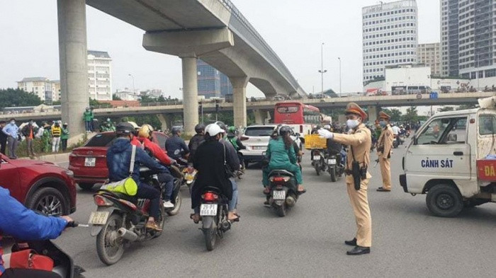 Ngày 4/11, chỉ huy Đội CSGT số 6 (Phòng CSGT Công an TP Hà Nội) thông tin, tổ công tác thuộc đơn vị đã bảo vệ hiện trường vụ TNGT liên quan đến ô tô tải tông người phụ nữ đi xe đạp điện tử vong rồi bỏ chạy.
