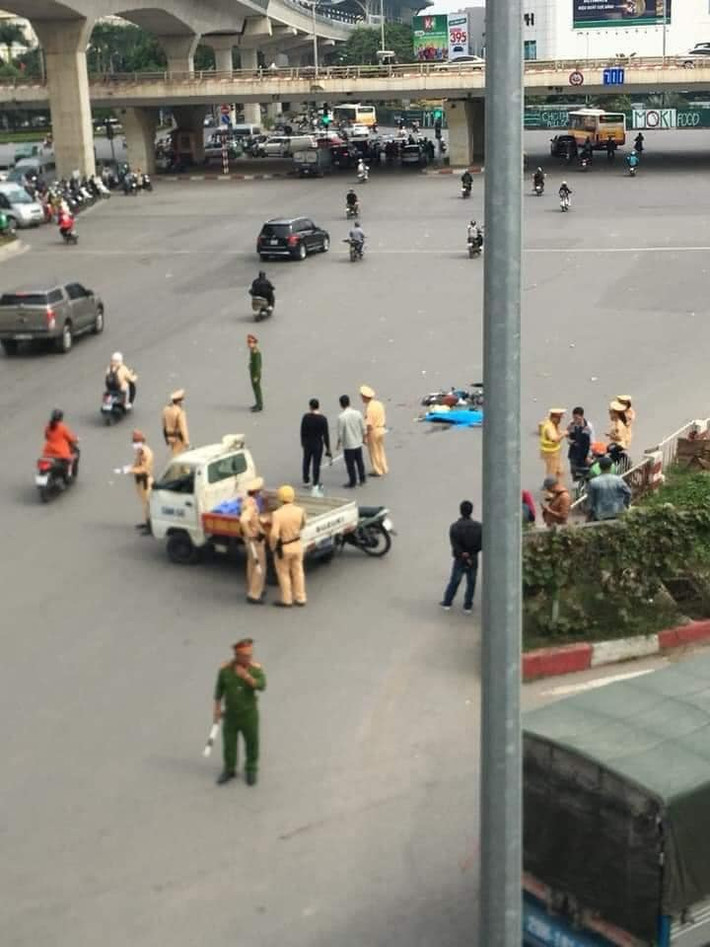 Thông tin ban đầu, vụ xe tải tông người phụ nữ đi xe đạp điện xảy ra vào khoảng 11h45 cùng ngày trên đường Hồ Tùng Mậu, thuộc địa bàn phường Mai Dịch, quận Cầu Giấy hướng vào trung tâm Hà Nội.