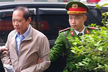 "Cả cuộc đời phấn đấu không biết mệt mỏi, luôn cống hiến, sẵn sàng tham gia bất cứ nhiệm vụ nào, dù khó khăn nhất nơi địa đầu Tổ quốc hay những nơi gian khổ nhất. Trong cả thời gian đang làm việc, bị cáo luôn muốn phấn đấu làm cho tốt trách nhiệm của cán bộ, đảng viên. Nhưng không ngờ, với sự vi phạm của mình, ngày hôm nay tôi phải đứng trước phiên tòa này nói những lời tự bào chữa cho mình" - bị cáo Tuấn nói.