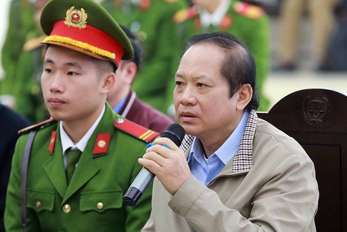 "Đây là những lời cay đắng nhất. Đây là biến cố rất cay đắng" - bị cáo Tuấn bày tỏ và thừa nhận: "Kết luận của VKS đã phân hóa rõ vai trò, trách nhiệm hành vi của từng bị cáo. Qua xét hỏi, chúng tôi cũng nhận thức rõ hơn tất cả góc khuất của vụ án".