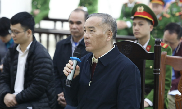Bị cáo Lê Nam Trà nghẹn ngào trong nước mắt nói: "Tôi chỉ xin giảm nhẹ hình phạt cho các bị cáo ở MobiFone, là những người lãnh đạo ưu tú đã xây dựng MobiFone trong những ngày đầu tiên để trở thành mạng di động được yêu thích nhất, danh hiệu Anh hùng Lao động trong thời kỳ đổi mới, tích cực nộp ngân sách Nhà nước có hiệu quả nhất…