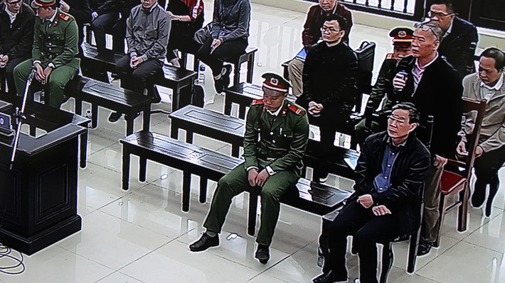 Theo cáo buộc, ông Trà nhận thức rõ tình hình tài chính của AVG yếu kém, kinh doanh thua lỗ kéo dài, nợ vay lớn; giá mua theo tư vấn cao so với giá trị thể hiện trên sổ sách nhưng vẫn ký các Thỏa thuận và Hợp đồng chuyển nhượng cổ phần với các cổ đông AVG theo chỉ đạo của ông Son. Ông Trà cũng chỉ đạo cấp dưới bố trí nguồn vốn để thực hiện hợp đồng với AVG.