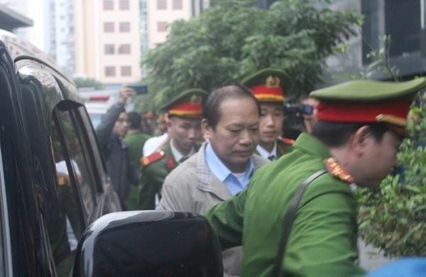 Nói về việc nhận hối lộ 200.000 USD, bị cáo Tuấn trình bày: "Tôi thấy xấu hổ về tội nhận hối lộ, là nỗi nhục của chúng tôi. VKS đề nghị như thế cũng là ở mức dưới, song mong HĐXX tiếp tục xem xét cho chúng tôi".