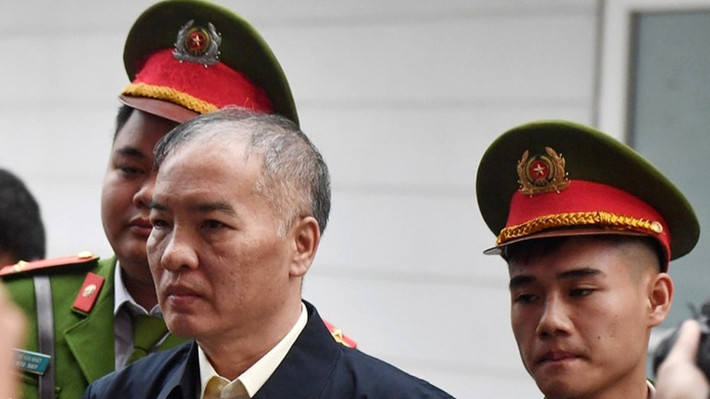"Khi xem xét lượng hình với bị cáo, trong đó, có bị cáo Trà thì mong HĐXX chấp nhận đề xuất của VKS cần có sự phân hóa về hành vi, số tiền chiếm đoạt, việc nộp tiền khắc phục hậu quả… để giảm nhẹ hình phạt cho các bị cáo, nhất là các bị cáo đã khắc phục hết số tiền chiếm đoạt", luật sư Hoài đề nghị.