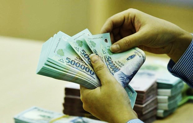 Cụ thể, trường hợp rút toàn bộ tiền gửi áp dụng mức lãi suất tối đa bằng lãi suất tiền gửi không kỳ hạn thấp nhất của tổ chức tín dụng đó theo đối tượng khách hàng và/hoặc theo loại đồng tiền đã gửi tại thời điểm rút trước hạn. Trường hợp rút một phần tiền gửi trước hạn áp dụng mức lãi suất bằng lãi suất tiền gửi không kỳ hạn thấp nhất của tổ chức tín dụng đó theo đối tượng khách hàng và/hoặc theo loại đồng tiền đã gửi tại thời điểm rút trước hạn... (Ảnh minh họa)