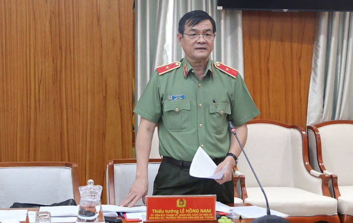 Thiếu tướng Lê Hồng Nam (SN 1966, quê quán: Thành phố Thủ Dầu Một, tỉnh Bình Dương) có nhiều năm công tác ở Cục Cảnh sát điều tra tội phạm về tham nhũng, kinh tế, buôn lậu (C03, Bộ Công an). Ngày 26/6/2020, ông được bổ nhiệm giữ chức vụ Giám đốc Công an TP HCM.