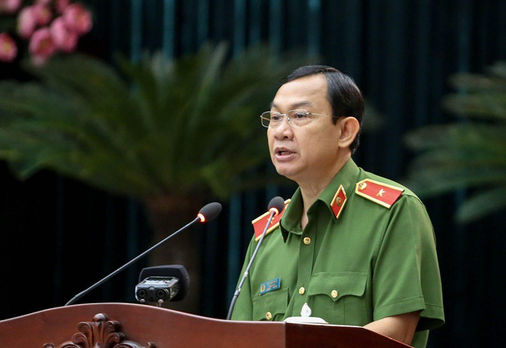 Thiếu tướng Đinh Thanh Nhàn sinh năm 1968, quê ở huyện Cái Bè, tỉnh Tiền Giang. Thiếu tướng Đinh Thanh Nhàn từng giữ chức vụ Trưởng phòng Tổ chức cán bộ, Công an TP HCM. Năm 2013, được bổ nhiệm giữ chức Phó Giám đốc Công an TPHCM phụ trách Khối Tổ chức. Tháng 5/2019, được bổ nhiệm giữ chức vụ Thủ trưởng Cơ quan CSĐT Công an TP HCM.