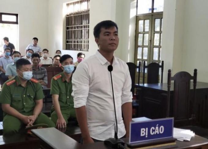  Đi tù vì nói xấu cán bộ huyện trên facebook: Nguyễn Văn Nhanh (21 tuổi, ngụ xã Bàu Hàm, huyện Trảng Bom, tỉnh Đồng Nai) cho rằng lãnh đạo UBND huyện Trảng Bom gây ảnh hưởng tới quyền lợi của mình nên Nhanh đã phát trực tiếp trên Facebook với những lời nói xúc phạm chửi rủa. Hôm nay, TAND huyện Trảng Bom đã tuyên phạt Nhanh 1 năm tù giam về tội “Làm nhục người khác”.