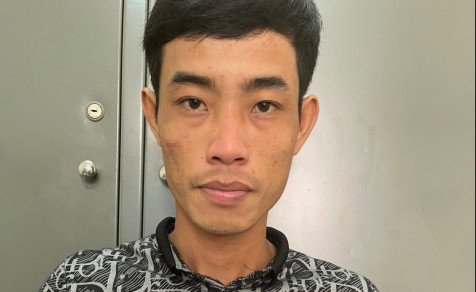 Bắt tên trộm điện thoại, kéo lê nữ nhân viên trên đường khi bỏ trốn: Trần Minh Trí (26 tuổi, ngụ tỉnh Trà Vinh) vào quán bán đồ ăn Hong Kong và trà sữa trong con hẻm trên đường Hồng Bàng (quận 11, TP HCM) và yêu cầu chị T.L.N. (24 tuổi, nhân viên quán) bán một ly trà sữa. Trí đã lẻn vào bàn lấy trộm điện thoại rồi lên xe phóng đi thì bị N. phát hiện đuổi theo, chị N. bị kéo lê 1 đoạn dài. Sau đó, Trí bị người dân khống bàn giao cho công an. Hôm nay, Công an quận 11 đang tạm giữ Trí để điều tra về hành vi trộm cắp tài sản.