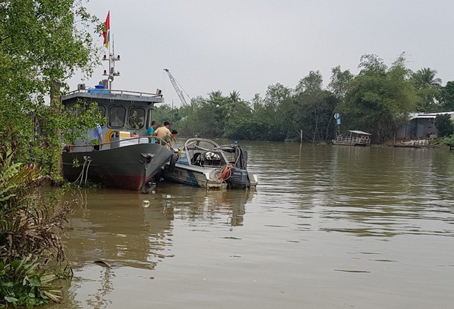 Tìm thấy thi thể CSGT bị nước cuốn: Chiều 7/1, thi thể đại úy Ngô Thanh Xuyên, cán bộ Phòng Cảnh sát giao thông Công an tỉnh Vĩnh Long đã được tìm thấy, khi nổi trên sông Hậu, cách cách cầu Cần thơ khoảng 7km về hạ lưu. Tối 5/1, do sóng to gió lớn, trời chập tối và lực hút của nước, sà lan đang di chuyển nên canô va chạm dẫn đến bị lật úp. hậu quả, đại úy Ngô Thanh Xuyên mất tích, đồng chí Khắc và Tâm, bám được canô và được những người trên sà lan kịp thời cứu vớt.