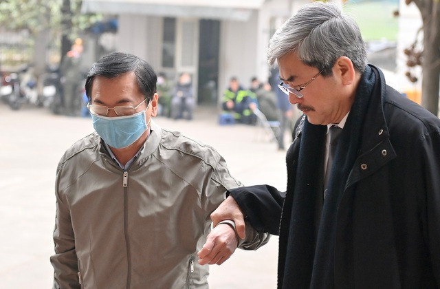 Trước đó trong phiên tòa diễn ra ngày 7/1, bị cáo Vũ Huy Hoàng đến tòa trong tình trạng luật sư phải dìu vào phòng xét xử.