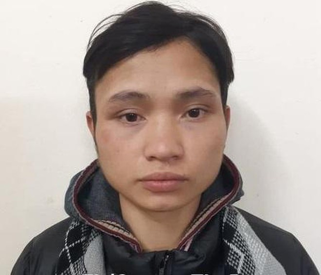 Trộm cắp tài sản ở chợ Đồng Xuân: Ngày 14/1, Công an phường Đồng Xuân, Hà Nội làm nhiệm vụ tuần tra kiểm soát trên trên tuyến phố Hàng Khoai thì phát hiện Nguyễn Văn Thắng (SN 1996; trú tại xã Lê Thanh, huyện Mỹ Đức, Hà Nội) chạy ra từ trong chợ Đồng Xuân có biểu hiện nghi vấn. Ngay sau đó lực lượng chức năng đã khống chế bắt giữ. Đối tượng khai nhận vừa thực hiện hành vi trộm cắp tài sản tại kiot tầng 2 chợ Đồng Xuân. Hôm nay, Công an quận Hoàn Kiếm cho biết đang tạm giữ Thắng để điều tra về hành vi “Trộm cắp tài sản”.