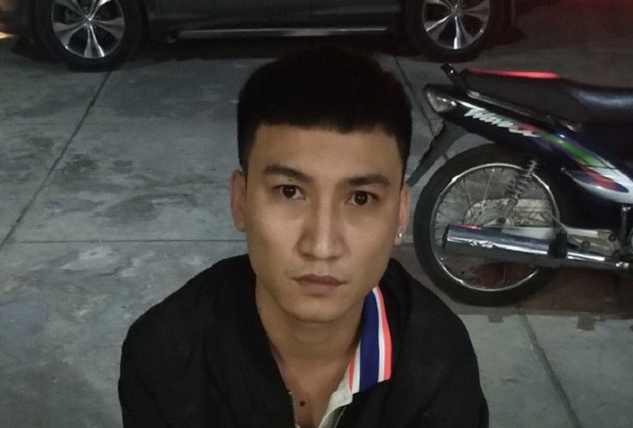 Bắt được kẻ cầm đầu sòng bạc chơi mỗi ván lên tới 800 triệu đồng: Ngày 18/1, Công an tỉnh Bà Rịa - Vũng Tàu cho biết đã bắt được bị can Ngô Xuân Quyền (SN 1992, ngụ thị trấn Phước Bửu, huyện Xuyên Mộc, tỉnh Bà Rịa - Vũng Tàu) bị truy nã về tội “Tổ chức đánh bạc”. Quyền là con của một nguyên Phó trưởng Công an huyện Xuyên Mộc vừa ra tù về tội tổ chức đánh bạc, Ngô Xuân Quyền tiếp tục phạm tội. Khi sòng bạc bị triệt phá, đối tượng bỏ trốn và bị truy nã đến nay đã bị bắt giữ.