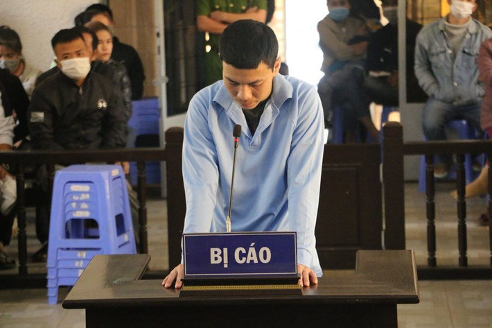 Bị người tình tát vào mặt nam thanh niên giết nạn nhân: Bực tức vì bị chị N.T.T.H. (SN 1998, trú tại thôn 3, xã Hòa Khánh, TP.Buôn Ma Thuột, Đắk Lắk) người tình của Nguyễn Quang Hùng (SN 1992, trú tại thôn 8, xã Hòa Khánh) tát vào mặt, Hùng siết cổ nạn nhân cho đến chết sau đó lấy toàn bộ tài sản rồi tạo hiện trường giả. Hôm nay, TAND tỉnh Đắk Lắk đã tuyên phạt chung 2 tội danh "giết người", "cướp tài sản" đối với Hùng tù chung thân.
