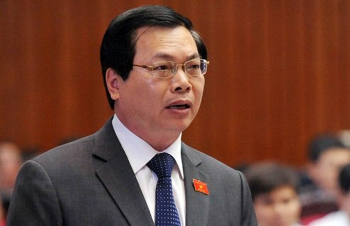 Trước đó, phiên sơ thẩm mở lần đầu vào ngày 7/1 đã vắng 3 bị cáo và nhiều người có quyền lợi, nghĩa vụ liên quan. Ngoài cựu Bộ trưởng Công Thương Vũ Huy Hoàng bị cáo buộc "Vi phạm quy định về quản lý, sử dụng tài sản Nhà nước gây thất thoát, lãng phí", còn có ông Phan Chí Dũng (cựu Vụ trưởng Vụ Công nghiệp nhẹ, Bộ Công Thương).