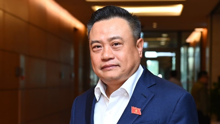 Ông Trần Sỹ Thanh sinh năm 1971, quê quán tỉnh Nghệ An, ông có trình độ chuyên môn Thạc sĩ Kinh tế, cao cấp lý luận chính trị.