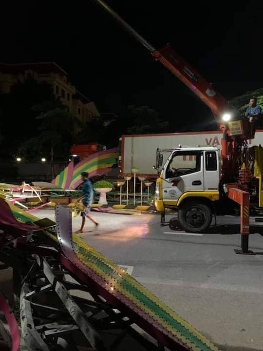 Hiện, nguyên nhân vụ xe container đâm đổ sập cổng chào, đè lên một xe con đang được cơ quan chức năng điều tra, làm rõ.