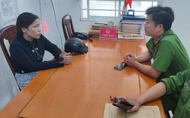 Bắt nữ đối tượng chuyên vào trường học lừa lấy điện thoại học sinh: Phạm Thị Bích Hằng (32 tuổi, ở TP Tuy Hòa, Phú Yên) tiếp cận nhiều em học sinh ở các trường THCS tại huyện Tây Hòa để lừa lấy lấy tài sản, trong đó có điện thoại rồi mang đi bán. Ngày 15/7, Công an huyện Tây Hòa cho biết đã khởi tố, bắt tạm giam Hằng để điều tra về tội "Lừa đảo chiếm đoạt tài sản".