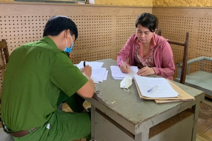 Hứa 'chạy' vào công chức, người phụ nữ chiếm đoạt gần 1 tỷ đồng: Đậu Thị Liệu (SN 1978, trú thị xã Ba Đồn, Quảng Bình) tự nhận mình có quan hệ rộng và hứa hẹn với một số người sẽ 'chạy' vào các cơ quan nhà nước, để lừa đảo các nạn nhân gần 1 tỷ đồng. Ngày 15/7, Công an Thị xã Ba Đồn cho biết đã khởi tố bị can Liệu về tội danh lừa đảo chiếm đoạt tài sản.