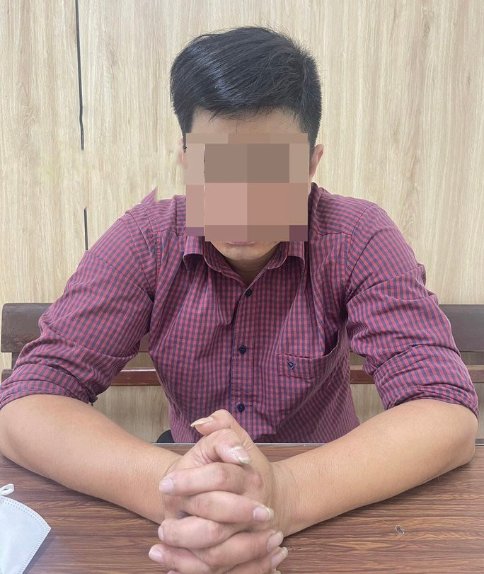 Nhiều nữ sinh đi làm thêm bị "ông chủ" sàm sỡ: Ngày 14/7, Công an quận Hải Châu, TP Đà Nẵng cho biết đã triệu tập người đàn ông bị nhiều nữ sinh viên tố cáo sàm sỡ khi đi làm thêm. Người đàn ông bị tố cáo là Đ.V.T. (SN 1982) đã thừa nhận có hành vi sàm sỡ các nạn nhân như nội dung trên mạng xã hội. Được biết, Đ.V.T. quê ở Hải Dương vào Đà Nẵng kinh doanh thiết bị y tế ở nhiều địa điểm khác nhau.