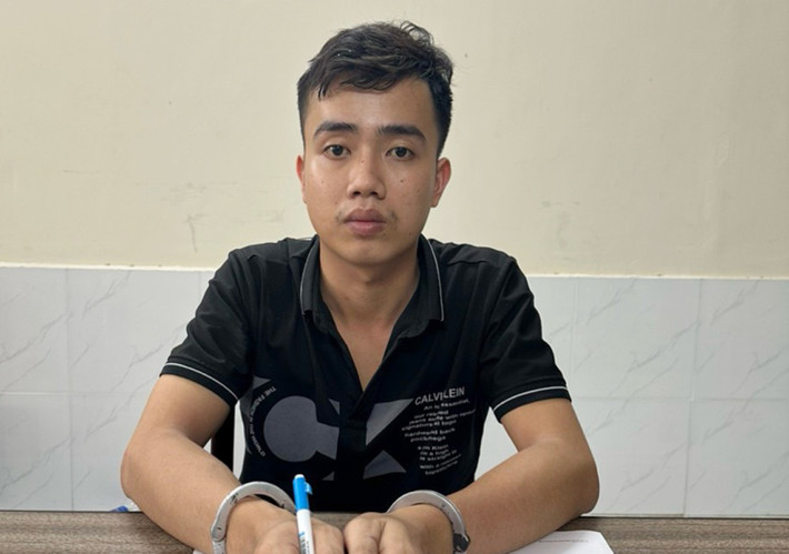 Kết quả nổi lên đối tượng Nguyễn Đăng Khoa (25 tuổi, ngụ thị xã Cai Lậy, tỉnh Tiền Giang) ở chung dãy trọ với chị Th. có nhiều biểu hiện bất thường. Chưa đầy 24 giờ khẩn trương truy xét, lực lượng phá án đã truy bắt được Khoa khi đối tượng này đang lẩn trốn tại xã Cát Khánh, huyện Phù Cát, tỉnh Bình Định, di lý về Cơ quan Cảnh sát điều tra Công an TP HCM để tập trung đấu tranh, làm rõ.