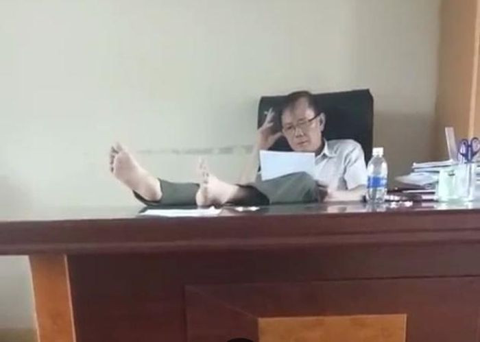 Hạt trưởng Kiểm lâm gác chân lên bàn làm việc bị kỷ luật: Ngày 26/11, Sở Nông nghiệp và Phát triển nông thôn tỉnh Đắk Nông cho biết, Chi cục Kiểm lâm tỉnh đã ban hành Quyết định thi hành kỷ luật đối với ông Lê Văn Tường, Hạt trưởng Hạt Kiểm lâm huyện Đắk R’lấp, tỉnh Đắk Nông bằng hình thức “Cảnh cáo” có hành vi gác chân lên bàn làm việc.