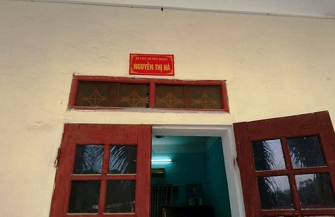 Đầu năm 2020, Bí thư Huyện đoàn Yên Định bị chồng làm đơn tố cáo quan hệ bất chính, sinh hai con cho người tình. Chồng bà Hà cho biết, năm 2006 hai người tự nguyện kết hôn. Thời gian chung sống, họ có ba con, tuy nhiên theo kết quả giám định ADN, hai con không phải của người chồng hợp pháp. Sau khi nhận quyết định khai trừ Đảng, bà Hà cho hay "sẵn sàng chấp nhận", song chia sẻ hình thức kỷ luật với cá nhân là "quá nặng nề".