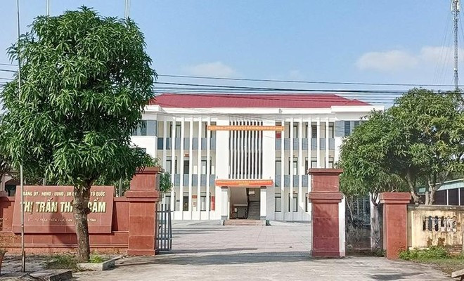 Nữ cán bộ tư pháp thị trấn quan hệ bất chính với đồng nghiệp: Chiều 16/12, Uỷ ban Kiểm tra Huyện ủy Cẩm Xuyên, tỉnh Hà Tĩnh cho biết vừa ban hành quyết định kỷ luật bằng hình thức khai trừ khỏi Đảng đối với bà Nguyễn Thị H. (SN 1990) - công chức tư pháp thị trấn Thiên Cầm. Bà H. bị kỷ luật do vi phạm đạo đức lối sống, gây dư luận xấu, có mối quan hệ nam nữ bất chính với ông Phạm Viết P. (SN 1991), công chức địa chính - xây dựng UBND thị trấn Thiên Cầm.