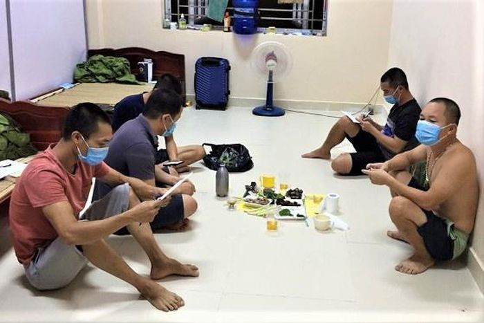 Ăn nhậu trong khu cách ly, 5 người bị đề nghị phạt hơn 37 triệu: Ngày 18/8, Công an huyện Sông Lô, tỉnh Vĩnh Phúc cho biết vừa bắt quả tang 5 người đàn ông tụ tập ăn nhậu trong khu cách ly ở huyện Sông Lô. Nhóm người này thuộc diện cách ly tập trung do vừa trở về từ vùng dịch. Cơ quan chức năng đề xuất xử phạt mỗi người 7,5 triệu đồng.