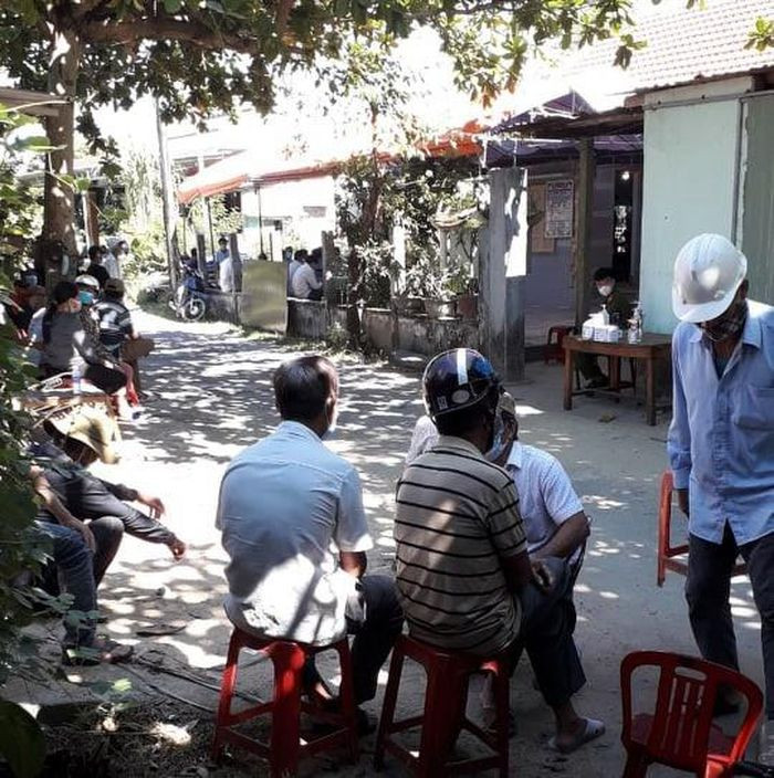 Một người đàn ông bị nhóm đối tượng đâm tử vong: Tối 17/8 tại huyện Quế Sơn, tỉnh Quảng Nam, anh Nguyễn Hữu Nh. (30 tuổi) đang nói chuyện với một nhóm khoảng 3 người ở cùng trú huyện Quế Sơn thì xảy ra vãi vã, xô xát. Sau đó, nhóm người này đã dùng hung khí đâm anh Nh. khiến nạn nhân tử vong.
