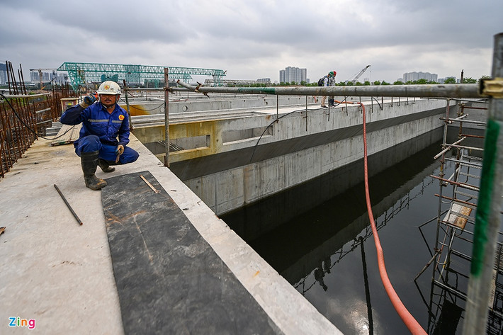 Các hạng mục xây dựng của nhà máy bao gồm nhà điều hành, trạm bơm nước thải đầu vào, máy thổi khí, nhà xử lý bùn, trạm lắng cát, bể phản ứng bùn hoạt tính, bể lọc cao tải, nhà tái sử dụng nước qua xử lý, kênh xả, bể khử trùng...