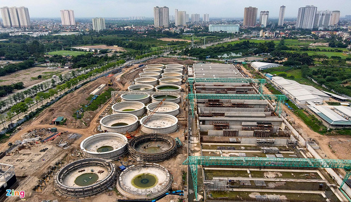 Nằm cách sông Tô Lịch khoảng 1,5 km, nhà máy xử lý nước thải Yên Xá (thôn Yên Xá, huyện Thanh Trì, Hà Nội) đang được gấp rút thi công với 600 công nhân làm việc liên tục trên công trường.